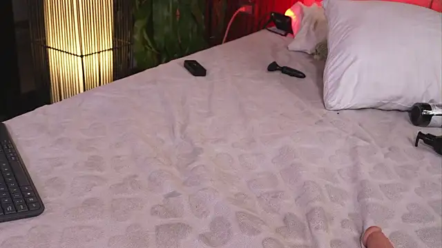 Snapshot of alicia_xoxo chatting on 03-08-26, 02:04 alicia xoxo online show from 03-08-26, 02:04