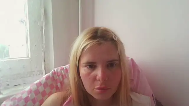 Snapshot of HornyElena chatting on 06-12-26, 03:22 HornyElena online show from 06-12-26, 03:22