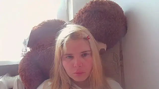 Snapshot of HornyElena chatting on 06-19-26, 08:29 HornyElena online show from 06-19-26, 08:29