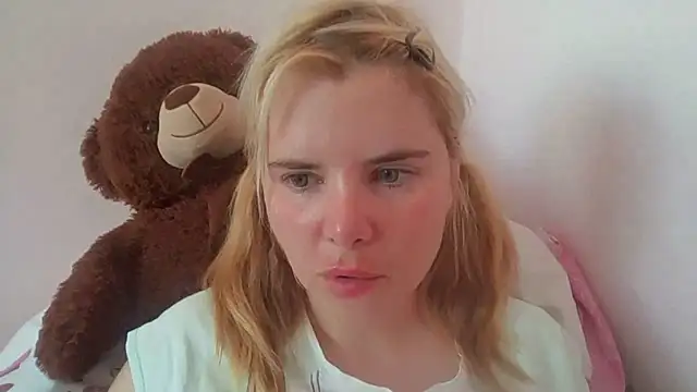 Snapshot of HornyElena chatting on 06-26-26, 08:19 HornyElena online show from 06-26-26, 08:19