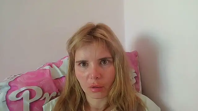 Snapshot of HornyElena chatting on 07-25-26, 02:14 HornyElena online show from 07-25-26, 02:14