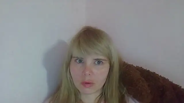 Snapshot of HornyElena chatting on 07-28-26, 08:12 HornyElena online show from 07-28-26, 08:12