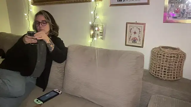 Snapshot of angelgirl98 chatting on 12-22-25, 04:20 angelgirl98 online show from 12-22-25, 04:20