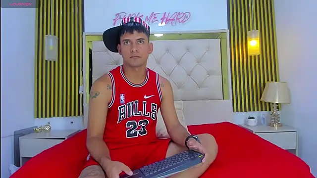 Snapshot of KEVIN_MCKINLEY chatting on 11-08-25, 05:18 KEVIN MCKINLEY online show from 11-08-25, 05:18