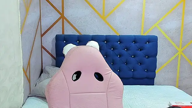 Snapshot of _vaiolet_owo chatting on 02-12-26, 05:35 vaiolet owo online show from 02-12-26, 05:35