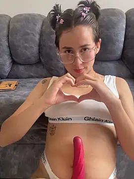 Miia Hoot online show from 12-04-25, 04:05