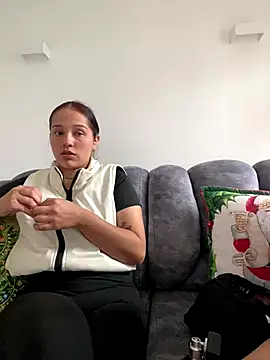 Miia Hoot online show from 12-14-25, 03:28