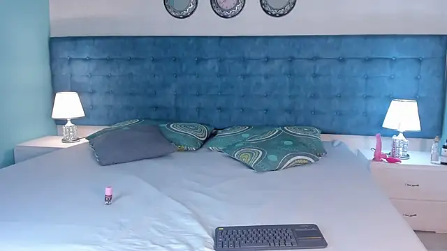 AlahiaCardona online show from 11-29-25, 01:58