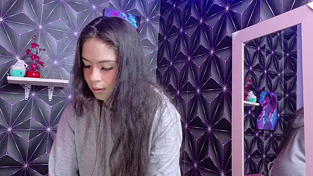 Snapshot of emilygrooe chatting on 11-21-25, 09:35 emilygrooe online show from 11-21-25, 09:35