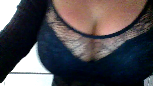 Snapshot of cleo094 chatting on 12-05-25, 02:42 cleo094 online show from 12-05-25, 02:42