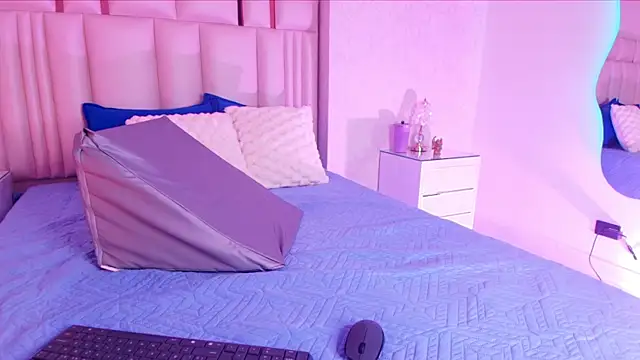 Snapshot of alanarose18 chatting on 11-14-25, 07:23 alanarose18 online show from 11-14-25, 07:23