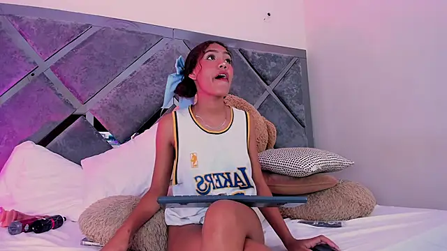 Snapshot of luciagray1 chatting on 12-03-25, 12:40 luciagray1 online show from 12-03-25, 12:40