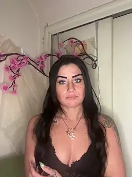 ValayaNoire online show from 12-17-25, 12:16