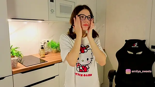 Snapshot of sweetsEmily chatting on 12-14-25, 05:07 sweetsEmily online show from 12-14-25, 05:07