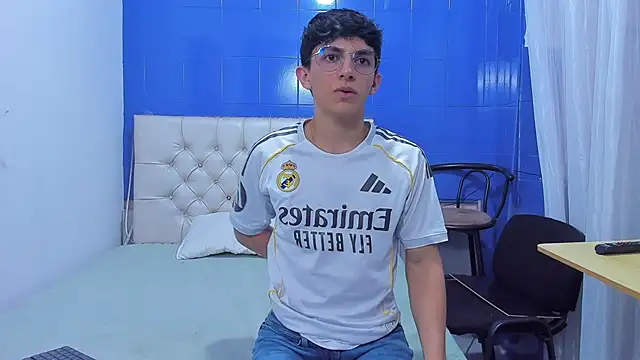 Snapshot of ElanGiraldo chatting on 06-20-26, 09:39 ElanGiraldo online show from 06-20-26, 09:39