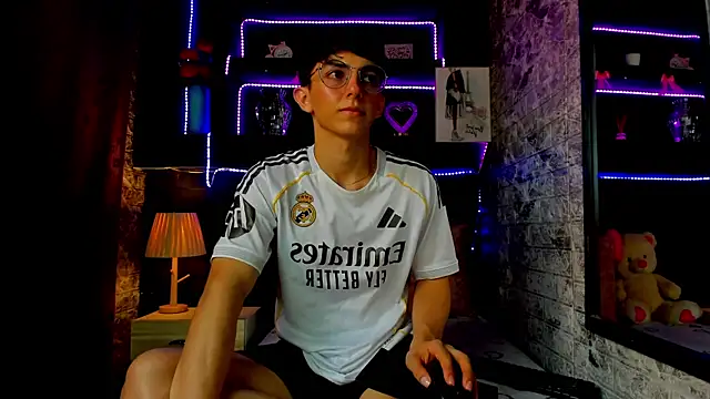 Snapshot of ElanGiraldo chatting on 08-07-26, 07:05 ElanGiraldo online show from 08-07-26, 07:05
