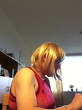 Snapshot of simone_xdressing chatting on 12-18-24, 02:06 simone xdressing online show from 12-18-24, 02:06