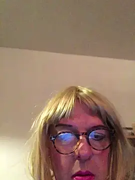 Snapshot of simone_xdressing chatting on 01-05-25, 12:42 simone xdressing online show from 01-05-25, 12:42