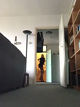 Snapshot of simone_xdressing chatting on 01-05-25, 09:59 simone xdressing online show from 01-05-25, 09:59