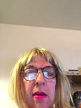 Snapshot of simone_xdressing chatting on 01-05-25, 02:30 simone xdressing online show from 01-05-25, 02:30