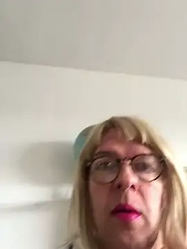 Snapshot of simone_xdressing chatting on 01-12-25, 10:12 simone xdressing online show from 01-12-25, 10:12