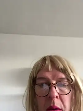 Snapshot of simone_xdressing chatting on 01-26-25, 10:12 simone xdressing online show from 01-26-25, 10:12