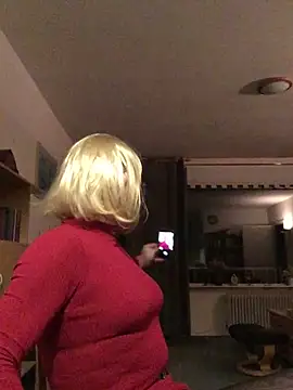 Snapshot of simone_xdressing chatting on 02-02-25, 12:51 simone xdressing online show from 02-02-25, 12:51