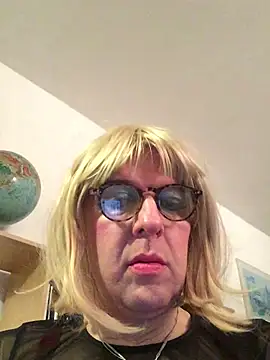 Snapshot of simone_xdressing chatting on 02-10-25, 12:30 simone xdressing online show from 02-10-25, 12:30