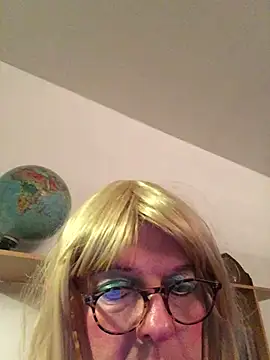 Snapshot of simone_xdressing chatting on 02-26-25, 12:38 simone xdressing online show from 02-26-25, 12:38