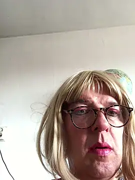 Snapshot of simone_xdressing chatting on 03-02-25, 02:00 simone xdressing online show from 03-02-25, 02:00