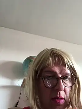 Snapshot of simone_xdressing chatting on 03-15-25, 02:23 simone xdressing online show from 03-15-25, 02:23