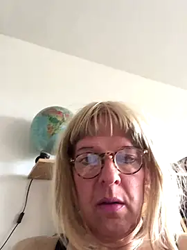 Snapshot of simone_xdressing chatting on 09-17-25, 01:13 simone xdressing online show from 09-17-25, 01:13