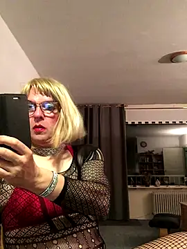 Snapshot of simone_xdressing chatting on 09-21-25, 12:01 simone xdressing online show from 09-21-25, 12:01