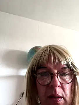 Snapshot of simone_xdressing chatting on 09-25-25, 01:15 simone xdressing online show from 09-25-25, 01:15