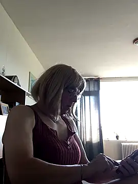 Snapshot of simone_xdressing chatting on 09-26-25, 09:02 simone xdressing online show from 09-26-25, 09:02