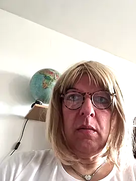 Snapshot of simone_xdressing chatting on 09-28-25, 09:03 simone xdressing online show from 09-28-25, 09:03