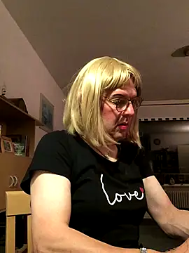 Snapshot of simone_xdressing chatting on 10-01-25, 11:22 simone xdressing online show from 10-01-25, 11:22