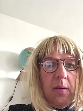 Snapshot of simone_xdressing chatting on 10-03-25, 01:08 simone xdressing online show from 10-03-25, 01:08