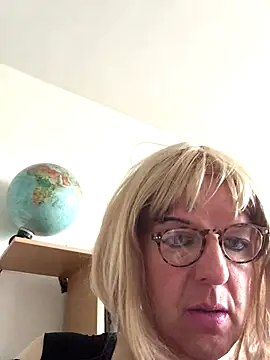 Snapshot of simone_xdressing chatting on 10-12-25, 09:08 simone xdressing online show from 10-12-25, 09:08