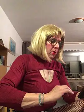 Snapshot of simone_xdressing chatting on 10-19-25, 12:00 simone xdressing online show from 10-19-25, 12:00