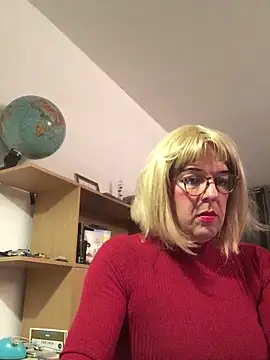 Snapshot of simone_xdressing chatting on 10-26-25, 12:05 simone xdressing online show from 10-26-25, 12:05