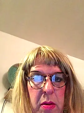 Snapshot of simone_xdressing chatting on 11-02-25, 07:49 simone xdressing online show from 11-02-25, 07:49