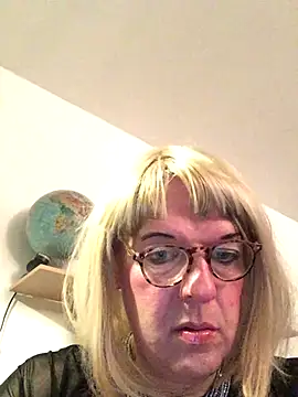 Snapshot of simone_xdressing chatting on 11-05-25, 07:58 simone xdressing online show from 11-05-25, 07:58