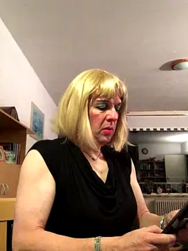 simone xdressing online show from 11-17-25, 01:11