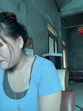Snapshot of m-mbae chatting on 05-12-26, 12:30 m-mbae online show from 05-12-26, 12:30