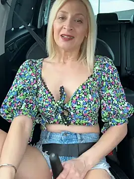 Snapshot of HOTLadyluna chatting on 05-16-26, 01:43 HOTLadyluna online show from 05-16-26, 01:43