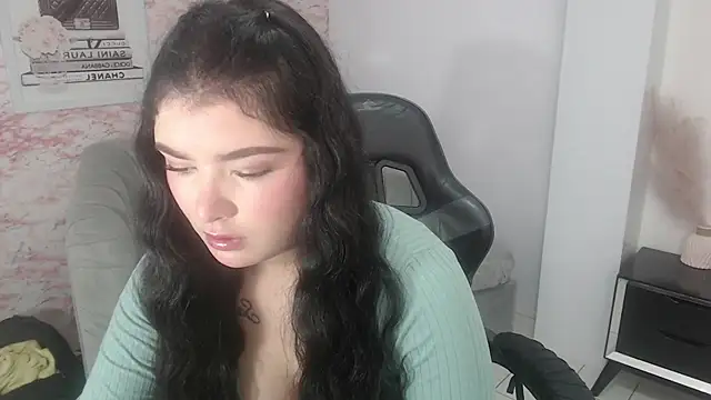 Snapshot of sarah_rouse_t_ chatting on 11-14-25, 12:48 sarah rouse t online show from 11-14-25, 12:48