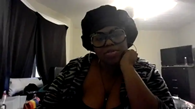 Snapshot of ThickkMadamm chatting on 11-13-25, 08:30 ThickkMadamm online show from 11-13-25, 08:30