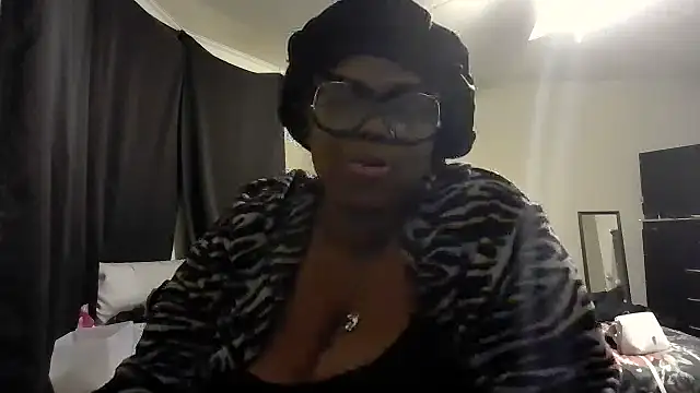 Snapshot of ThickkMadamm chatting on 11-14-25, 08:35 ThickkMadamm online show from 11-14-25, 08:35
