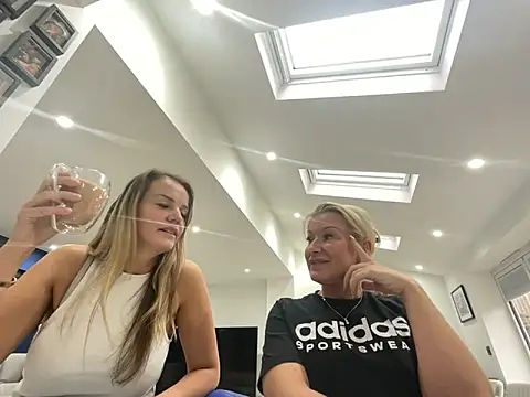 Cutebrowneyes  online show from 11-12-25, 01:00